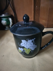 葡萄图案宣化三瓷茶杯,品相看图,无磕碰,把上锁釉,20元不包