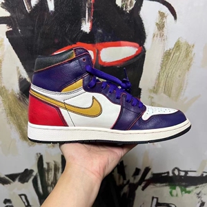 aj1湖人刮刮乐 42码 原盒 成色还不错 有点小剐蹭上脚无