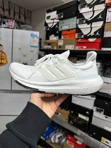 Ultra boost UB Light 23 纯白