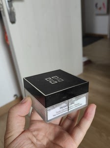 纪梵希散粉,自己分装的散粉盒子也送,里面有分装的散粉,现在带
