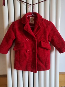红色呢子女童外套，衣长49胸围37，适合刚上幼儿园的孩子穿
