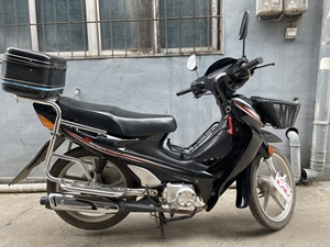 广州广本摩托车,实表2800公里,原厂轮胎胎毛还在,左侧裙有