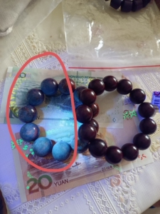 印度小叶紫檀手串 用紫光灯照一下给兄弟们见证一下真假,在紫光