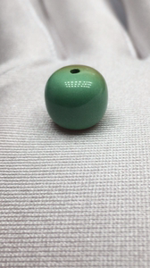 全新 原矿高瓷绿松石军绿色老型珠,天然俏色独具特色,料质细腻