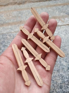 手工桃木剑,尺寸6厘米,毛坯如下图实拍,10块一个,5个包邮