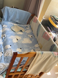 金娃娃婴儿床，可以拆卸，安装简易，可以摇晃，床的轱辘破损，后