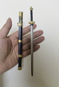 湛卢剑模型,长20多厘米.弹鞘设计,剑鞘上有按钮,剑能弹出来