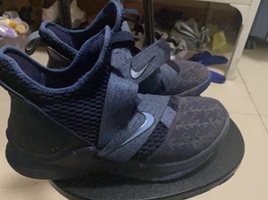 詹姆斯士兵12海军蓝配色.我在大学是大三号位的.轻体重.容易