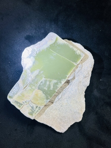 河磨玉原石,析木玉段树林,黄绿肉,打光透,无结构,672克