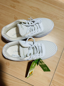 全新建侬女士运动鞋,35码,尺码偏小