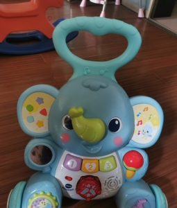 00鱼儿琳0323淘宝孩子王购入学步车,可放歌当玩具.