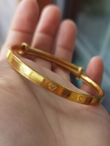 周六福精工艺拉丝蝴蝶抽拉款万足金手镯,卡票齐全,9999足金