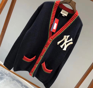 gucci &ny联名款限定蓝色开衫毛衣搭配衬衫,高尔夫系列