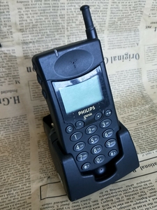 飞利浦828手机加强版小撅嘴.一机一电一座充,没有线充电器