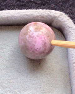 舒俱来樱花放射桃红散珠。约10毫米，一点点不圆。咖喱黄底俏粉