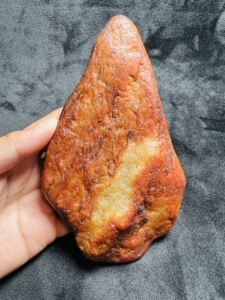 河磨玉原石,黄白老玉,402克,打光透,皮油,玉质干净,喜欢