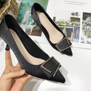 品牌型号 :贝妮黛娜绸缎手感舒适尖头气质高跟中跟单鞋