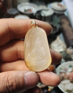 和田玉包合金的玉观音吊坠