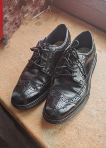 布鲁克,雕花皮鞋,42码穿着夹脚把内鞋垫拿下来了,没有了,原