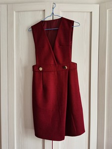 红色背心裙，颜色好看，衬白色和黑色的衬衣及套头针织衫，知性美