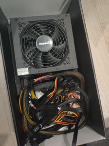 电脑电源鑫谷gp900g,黑金版