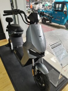 小牛电动 f0 50电动自行车 新国标锂电池两轮电动车 白色