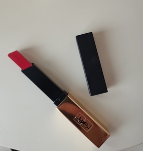 ysl小金条21号色,丝芙兰专柜购入,仅试用状态如图,太干了