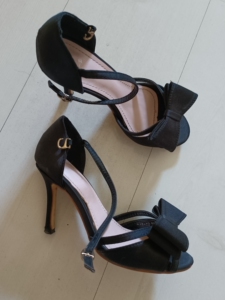 闲置的高跟凉鞋,35码,成色如图,快递申通,二手物品不退不换