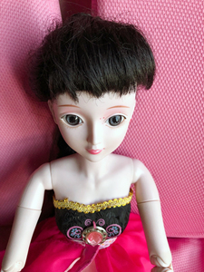 叶萝莉娃娃，正品，头发略微毛燥，两身衣服，身上各个关节活动自