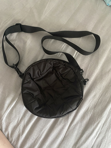 塔卡沙菠萝包.用过一段时间,便宜出.黑色,特别能装.成色还不