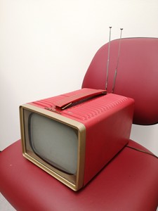 已出.世界上最小的电子管电视机,真正的便携式,8英寸黑白电视