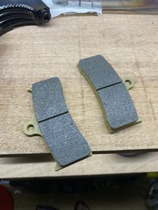 ak大战斧全新的刹车片 对六活塞也能使用