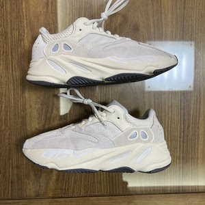 adidas yeezy 700 奶白 米白色 椰子 复古