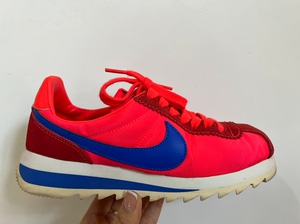 耐克nike 阿甘鞋 红色 限量款 比一般阿甘鞋底稍厚一点