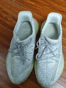 阿迪达斯椰子350白满天星,鞋底有些氧化了,有些磨损,鞋垫上