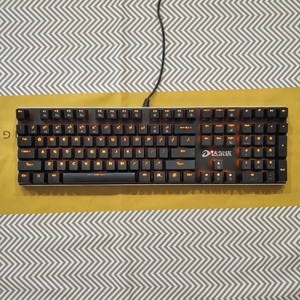 达尔优ck533机械合金键盘红外青轴,104键可拔插,灯全亮