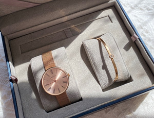 adexe英国简约玫瑰金轻奢手镯  【首饰盒  麂皮表包】