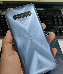 小米黑鲨手机8g