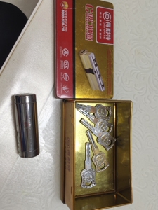 王力防盗门锁芯,正常使用,钥匙5把,需要直接拍,买的时候20