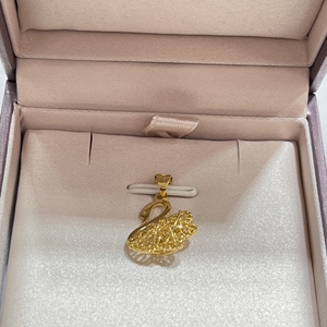 六福珠宝足金拉丝小天鹅吊坠
