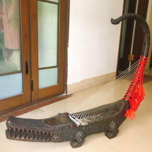 缅甸凤首箜篌,也称弯琴(缅语"桑柯")起源于古埃及或美索不达