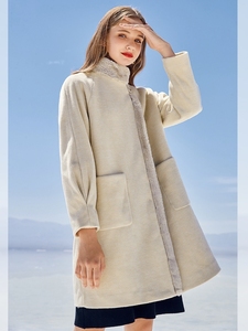 米莱达大衣，版型很好很舒服，里面的毛衣一起，两件45包邮
