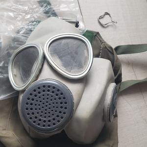 69式防毒面具(含过滤罐),通过正规渠道得来,我哥从买给我到