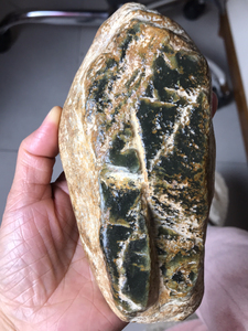 河磨玉析木绿大原石摆料,算是玉,长得像个脚,很有意思,天然的