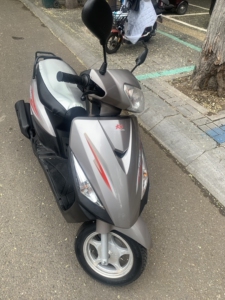 能上牌的大阳跑跑 踏板摩托车 16年买 100cc机器 审车