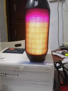 jbl脉动一代,很经典的一款正品蓝牙音箱,不是华强北的插卡音