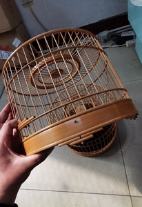 沈东鸟笼  沈东臻品款,56条半合竹靛颏笼,活门活底大漆底