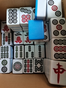 机用麻将,少一个七筒和八筒,没有东南西北,只有红中,缺牌要补