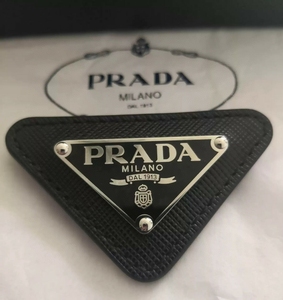 prada胸针
