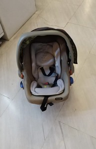 【日本康贝combi】大品牌的婴儿提篮安全座椅，材质和设计都